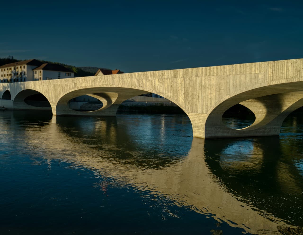 Bogenbrücke über die Aare in Aarau im Abendlicht